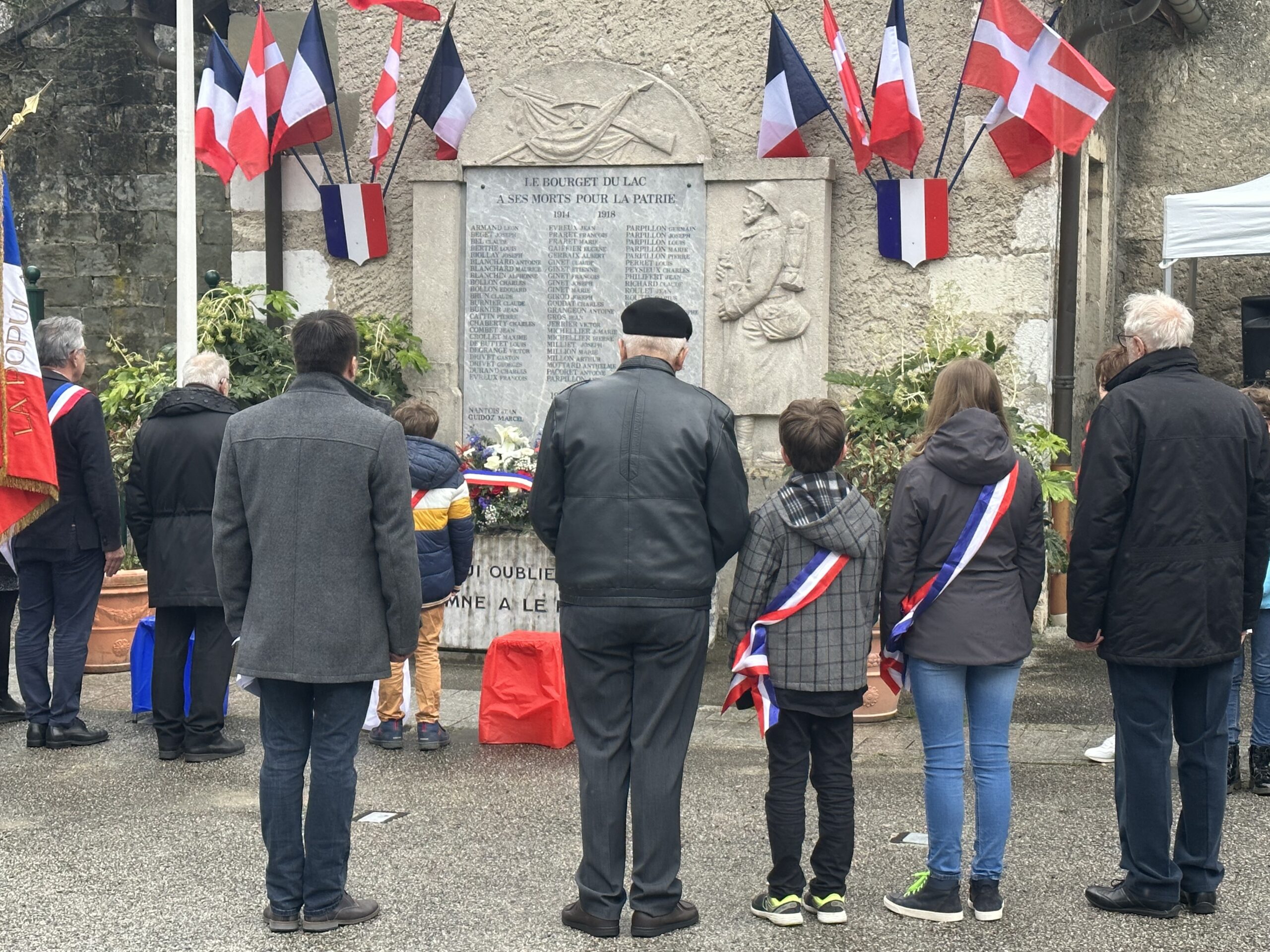 monument au mort avec conseil municipal des jeunes